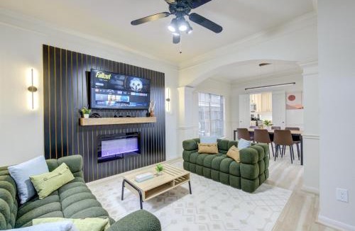 Katy House | Amazing Getaway Home - 4 Bedrooms 2,5 Baths - West Houston, Katy, Richmond - Huge Pool, Mini-Golf, PingPong, Billards, BBQ, Katy Asian Town, Typhoon Waterpark, King Bed