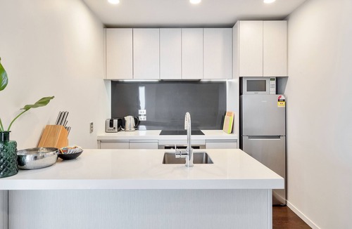 Auckland Central Business District Apartment | Amazing Harbour, Skytower & Rangitoto Views