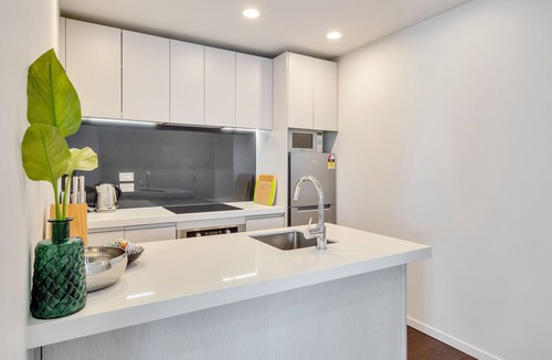 Auckland Central Business District Apartment | Amazing Harbour, Skytower & Rangitoto Views