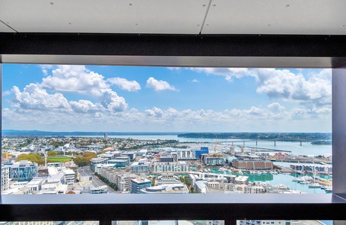 Auckland Central Business District Apartment | Amazing Harbour, Skytower & Rangitoto Views