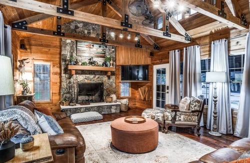 Leander Cabin | Amazing Hill Country Experience, Cabin on 14 Acres