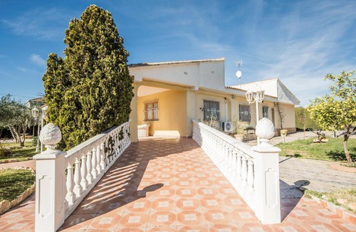 La Pobla de Vallbona House | Amazing home in Urbanización La Sima