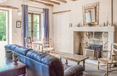 Cravant-les-Coteaux House | Amazing home in Cravant les Côteaux