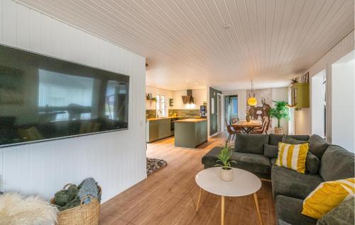 Oster Somarken House | Amazing Home In Aakirkeby With Wifi