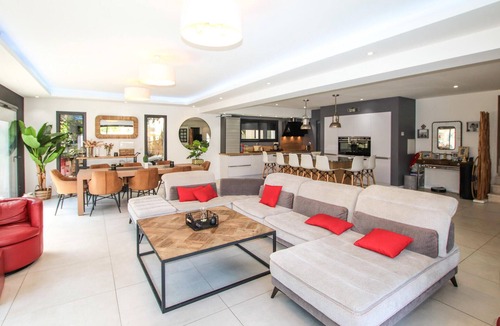 Avignon House | Amazing home in Avignon with kitchen