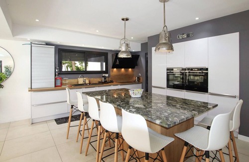 Avignon House | Amazing home in Avignon with kitchen