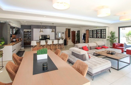 Avignon House | Amazing home in Avignon with kitchen