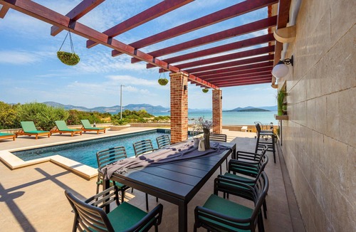 Janjina House | Amazing home in Drace