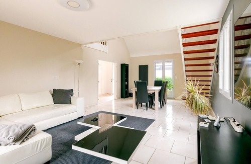 Joue-les-Tours House | Amazing home in Joué les Tours with WiFi