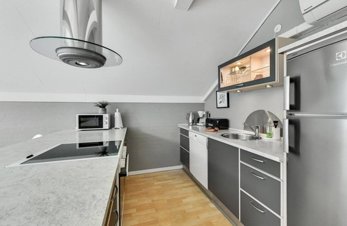 Bork Havn House | Amazing home in Hemmet with kitchen