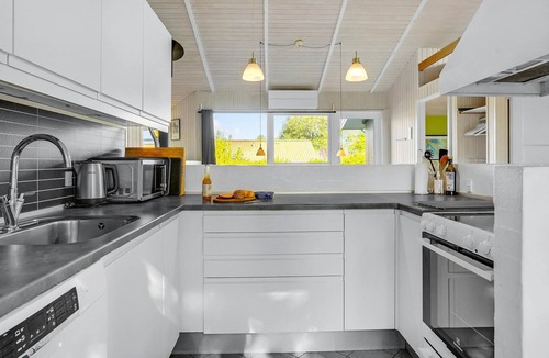 Pøt Strandby House | Amazing home in Juelsminde with sauna