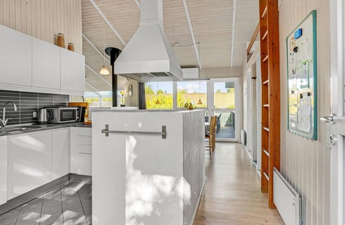 Pøt Strandby House | Amazing home in Juelsminde with sauna