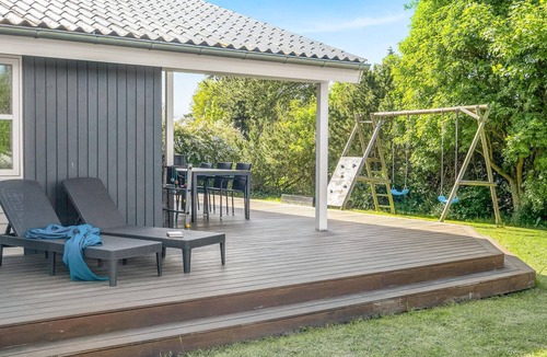 Pøt Strandby House | Amazing home in Juelsminde with sauna