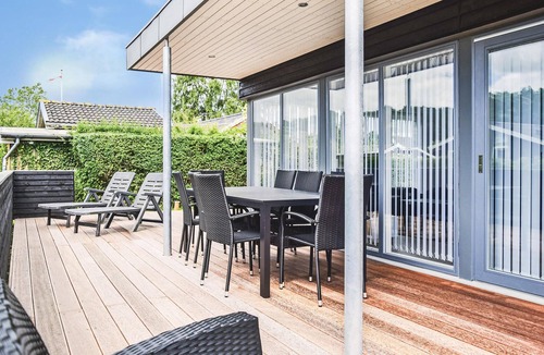 Pøt Strandby House | Amazing home in Juelsminde with sauna