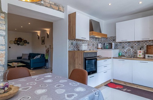Zminj House | Amazing home in Kresini