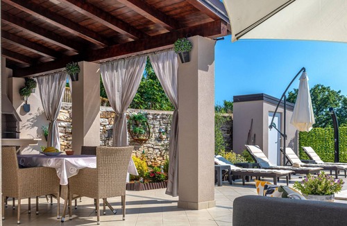 Zminj House | Amazing home in Kresini