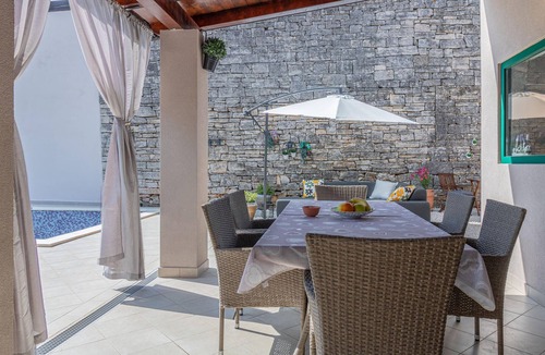 Zminj House | Amazing home in Kresini