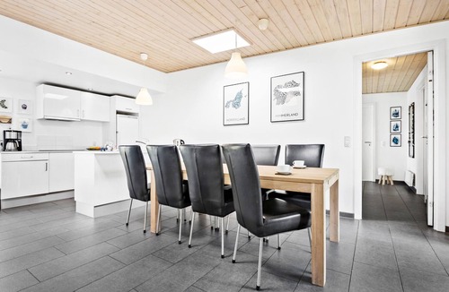 Trend House | Amazing home in Løgstør with kitchen