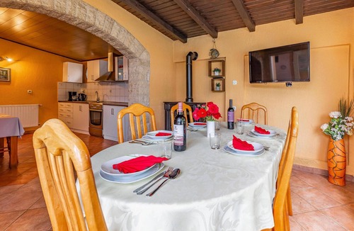 Sisan House | Amazing home in Liznjan with kitchen