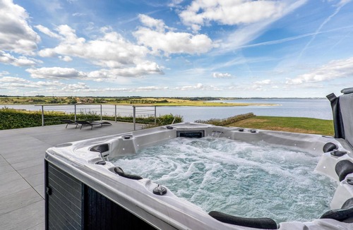 Hjarbæk House | Amazing home in Løgstrup with WiFi