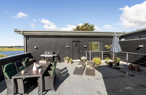 Hjarbæk House | Amazing home in Løgstrup with WiFi