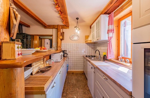 Gracac House | AMazing home in Mazin with sauna