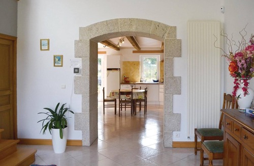 Meslan House | Amazing home in Meslan with kitchen