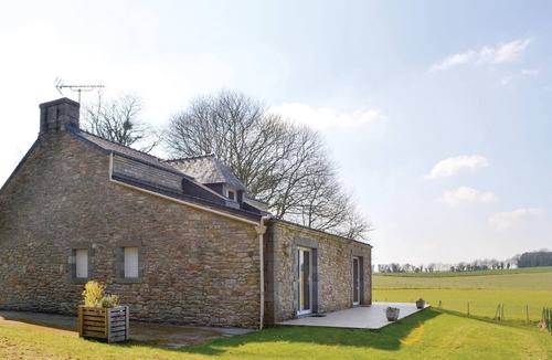 Meslan House | Amazing home in Meslan with kitchen