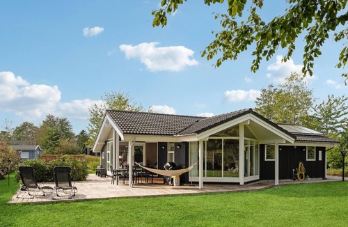 Saksild Strand House | Amazing home in Odder with kitchen