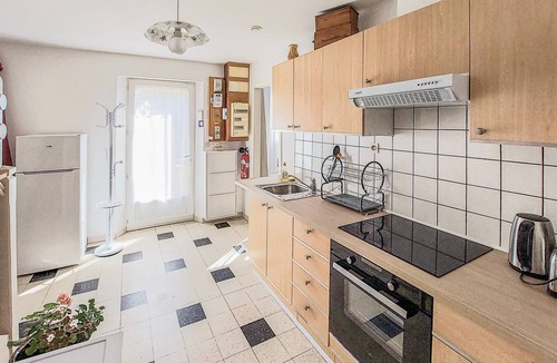 Peronne House | Amazing home in Péronne with kitchen