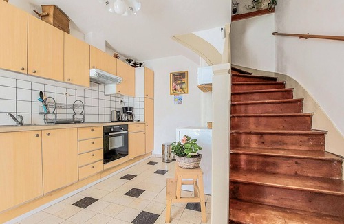 Peronne House | Amazing home in Péronne with kitchen