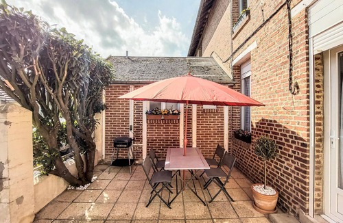 Peronne House | Amazing home in Péronne with kitchen