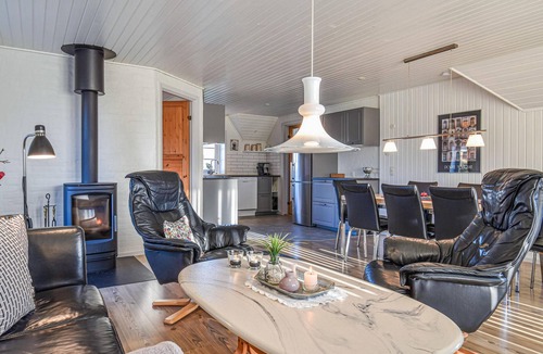 Kryle House | Amazing home in Ringkøbing with kitchen