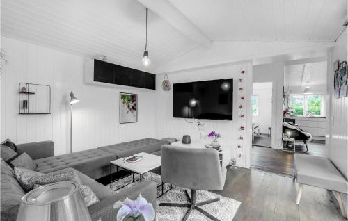 Floutrup House | Amazing Home In Roslev With Wifi