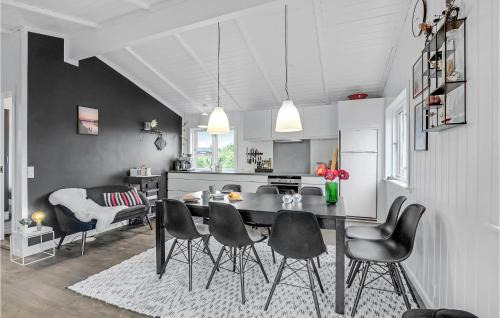 Floutrup House | Amazing Home In Roslev With Wifi
