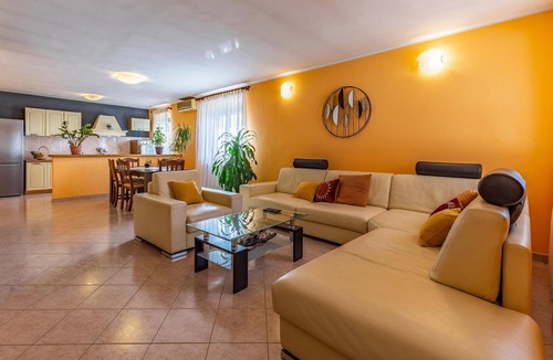 Sisan House | Amazing home in Sisan