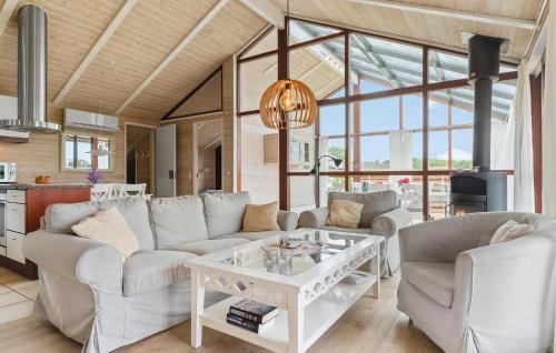 Grønninghoved Strand House | Amazing Home In Sjølund With Wifi