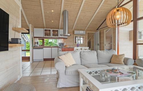 Grønninghoved Strand House | Amazing Home In Sjølund With Wifi