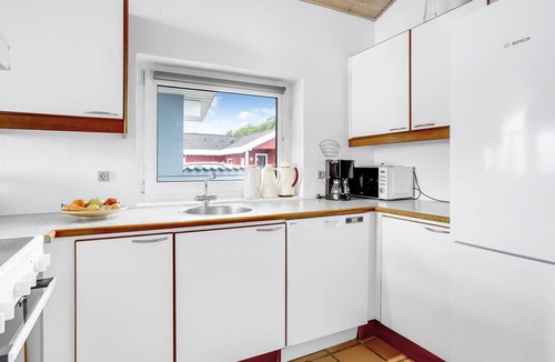 Grønninghoved Strand House | Amazing home in Sjølund with kitchen