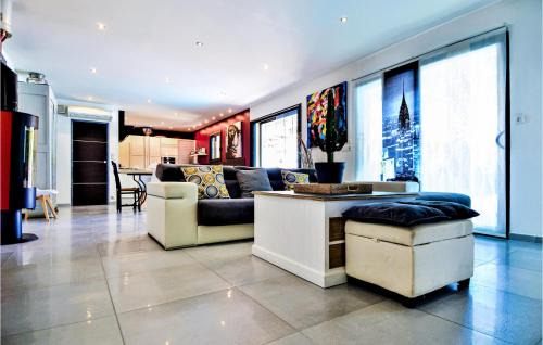 Saint-Victor-la-Coste House | Amazing Home In St Victor La Coste