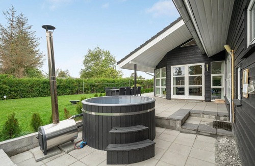 Bøtø By House | Amazing home in Væggerløse with sauna