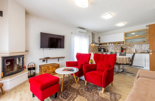 Vrlika House | Amazing home in Vrlika with house a mountain view