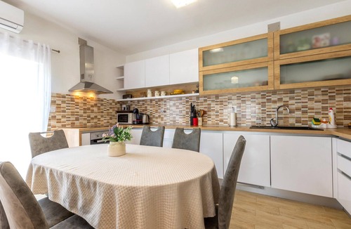 Vrlika House | Amazing home in Vrlika with house a mountain view