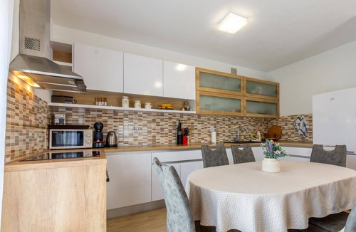 Vrlika House | Amazing home in Vrlika with house a mountain view