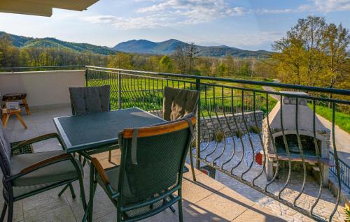 Vrlika House | Amazing Home In Vrlika With House A Mountain View