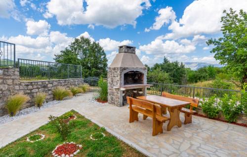 Vrlika House | Amazing Home In Vrlika With House A Mountain View