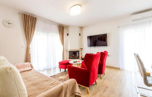 Vrlika House | Amazing Home In Vrlika With House A Mountain View