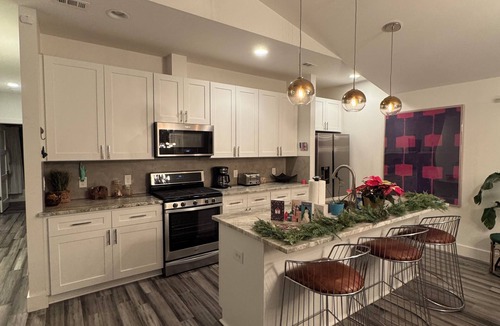 Central East Austin House | Amazing House w/Private Roof Deck & Downtown Views! Walk to Franklins, DT & UT!