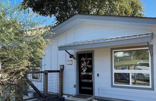 Central East Austin House | Amazing House w/Private Roof Deck & Downtown Views! Walk to Franklins, DT & UT!