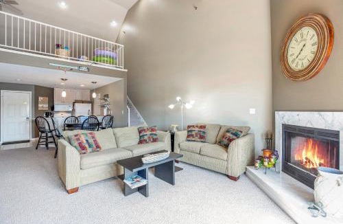 Kaiser House | Amazing Lake Views with Pool, Loft, & Balcony